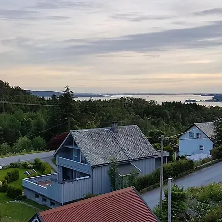 Kellergeschosswohnung Mit Aussicht Und Terasse Jorpeland